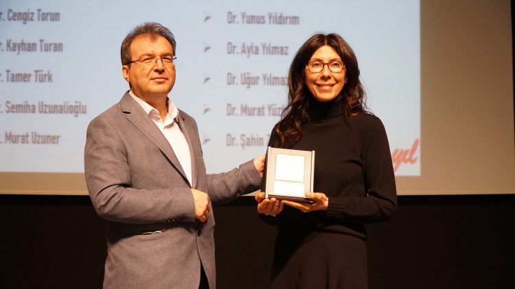 Meslekte 30, 40, 50, 60 ve 70’inci yıllarını dolduran hekimlere plaket