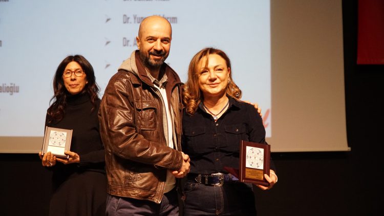 Meslekte 30, 40, 50, 60 ve 70’inci yıllarını dolduran hekimlere plaket