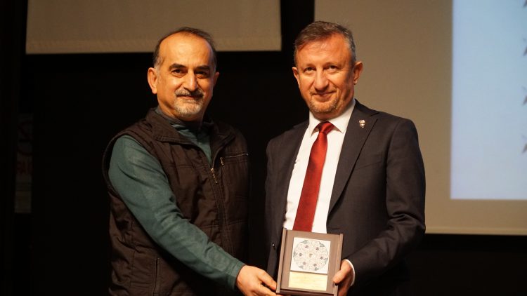 Meslekte 30, 40, 50, 60 ve 70’inci yıllarını dolduran hekimlere plaket