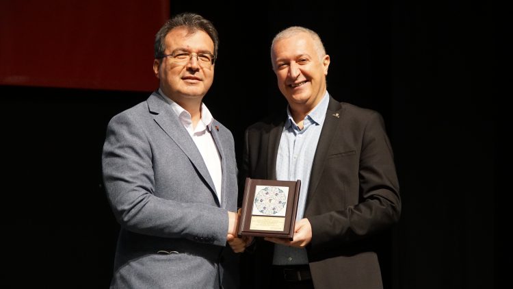 Meslekte 30, 40, 50, 60 ve 70’inci yıllarını dolduran hekimlere plaket