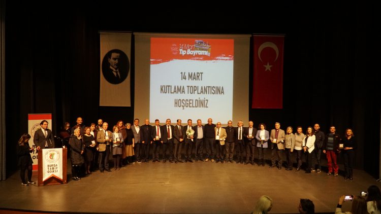 Meslekte 30, 40, 50, 60 ve 70’inci yıllarını dolduran hekimlere plaket