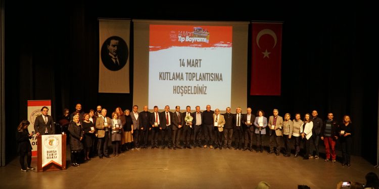 Meslekte 30, 40, 50, 60 ve 70’inci yıllarını dolduran hekimlere plaket