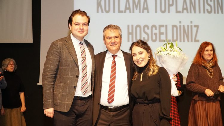 Meslekte 30, 40, 50, 60 ve 70’inci yıllarını dolduran hekimlere plaket