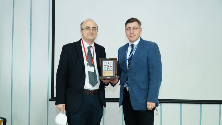 Sürekli Tıp Eğitimi Yayınlarımıza Destek Verenlere Teşekkür Plaketi