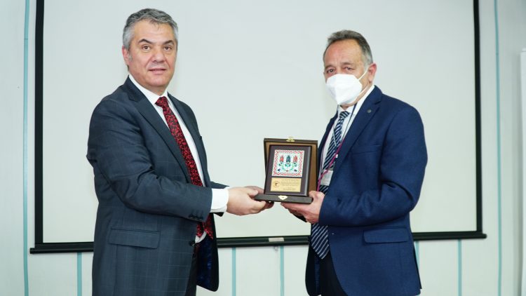 Sürekli Tıp Eğitimi Yayınlarımıza Destek Verenlere Teşekkür Plaketi