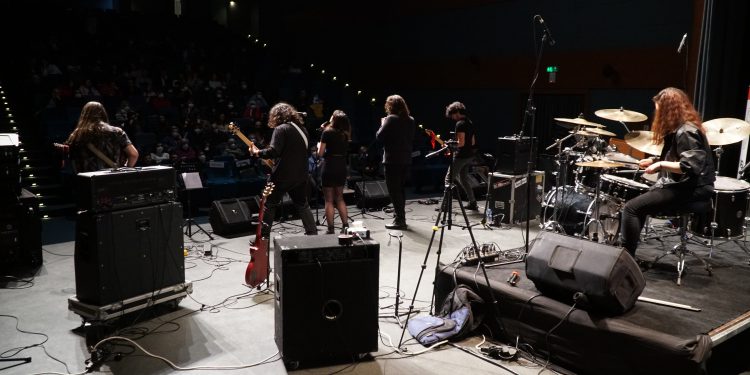 Tıp Öğrencileri Sahnede Hünerlerini Sergiledi