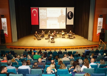 Nida Ateş Öğrenciler İçin Sahnedeydi