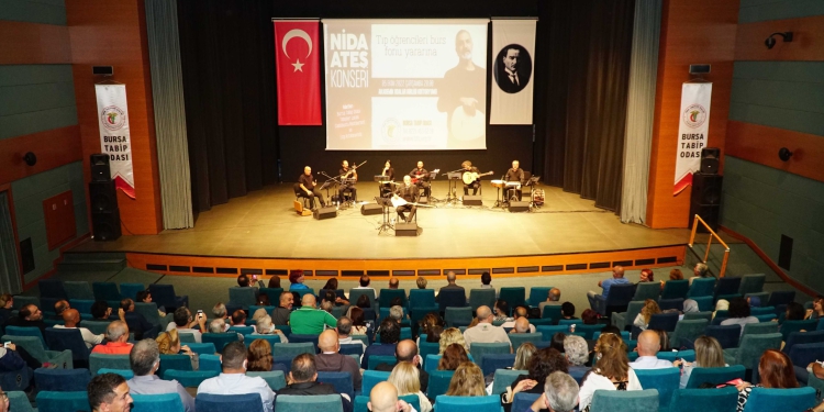 Nida Ateş Öğrenciler İçin Sahnedeydi