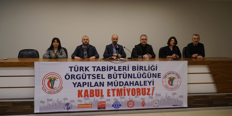 BURSA TABİP ODASI: HEKİMLİK YARGILANAMAZ, TTB SUSTURULAMAZ!