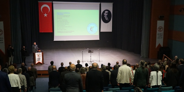 Meslekte 30, 40 ve 50’inci yıllarını dolduran hekimlere plaket!