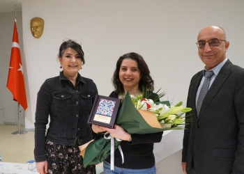 Dr. Müjdegül Z. Karaca’dan Stand-Up Gösterisi; Gülmek Devrimci Bir Eylemdir!