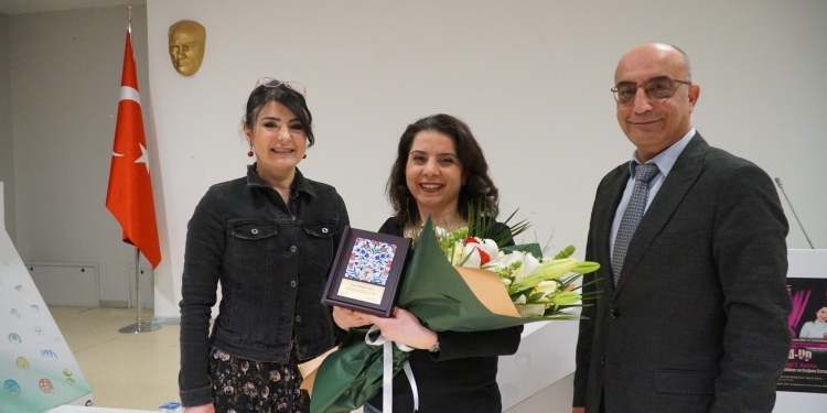 Dr. Müjdegül Z. Karaca’dan Stand-Up Gösterisi; Gülmek Devrimci Bir Eylemdir!