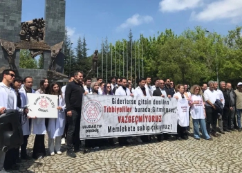 Tıp Fakültesi Öğrencilerinden “Tıbbiyeli Biat Etmez” Eylemi