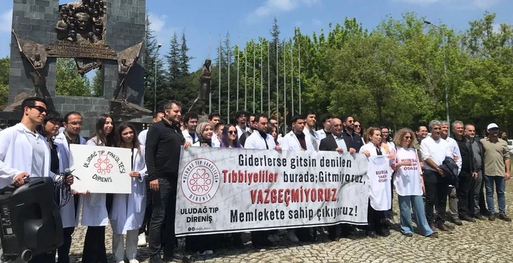 Tıp Fakültesi Öğrencilerinden “Tıbbiyeli Biat Etmez” Eylemi