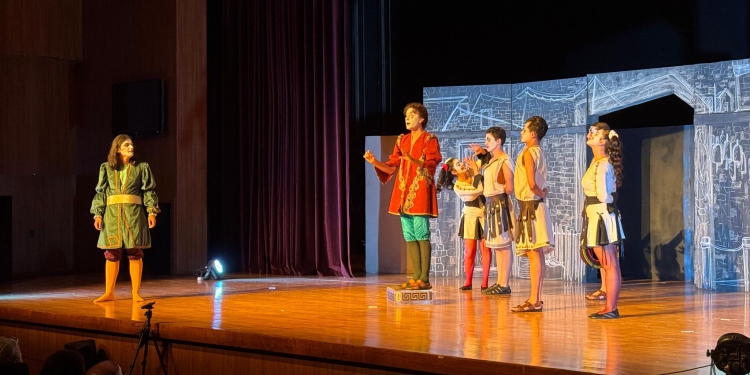 “Pek Bir Yalnışlıklar Gomedyası” Sahnedeydi! 🎭