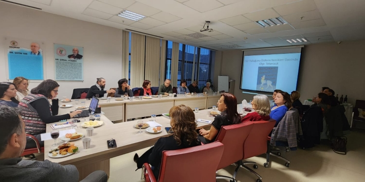 Oku/Yorumla/Yaz Grubu “Sür Pulluğunu Ölülerin Kemikleri Üzerinde” kitabı ve “İz” filmi için buluştu!