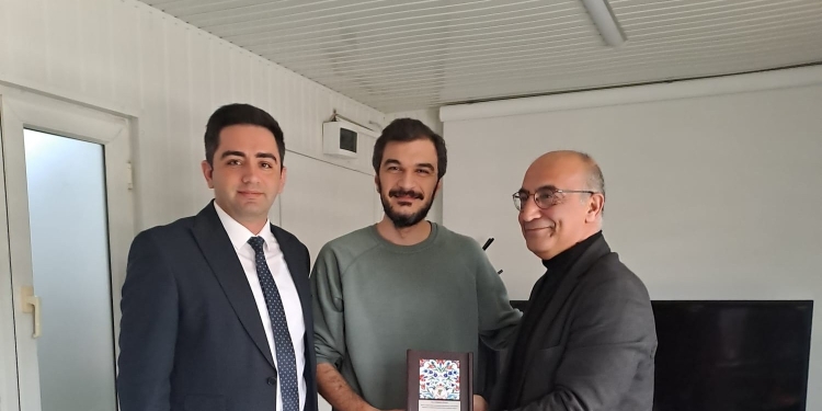 Doğukan Kemer’e Afet Eğitimi Katkıları Nedeniyle Plaket Takdimi