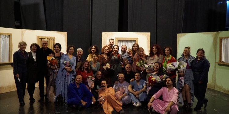 “Tersine Dünya” Sahnelendi: Tersine Dünya Değil, Yan Yana Dünya!