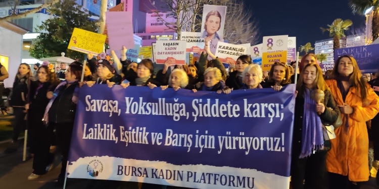 Bursa’da 8 Mart yürüyüşü: Sağlık emekçileri de katıldı